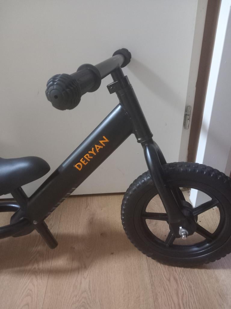 Loopfiets  12 inch, Kinderen en Baby's, Speelgoed | Buiten | Voertuigen en Loopfietsen, Ophalen, Zo goed als nieuw, Loopfiets