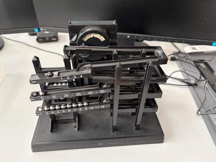 Time Machine knikkerklok, Huis en Inrichting, Woonaccessoires | Klokken, Gebruikt, Overige typen, Digitaal, Ophalen of Verzenden