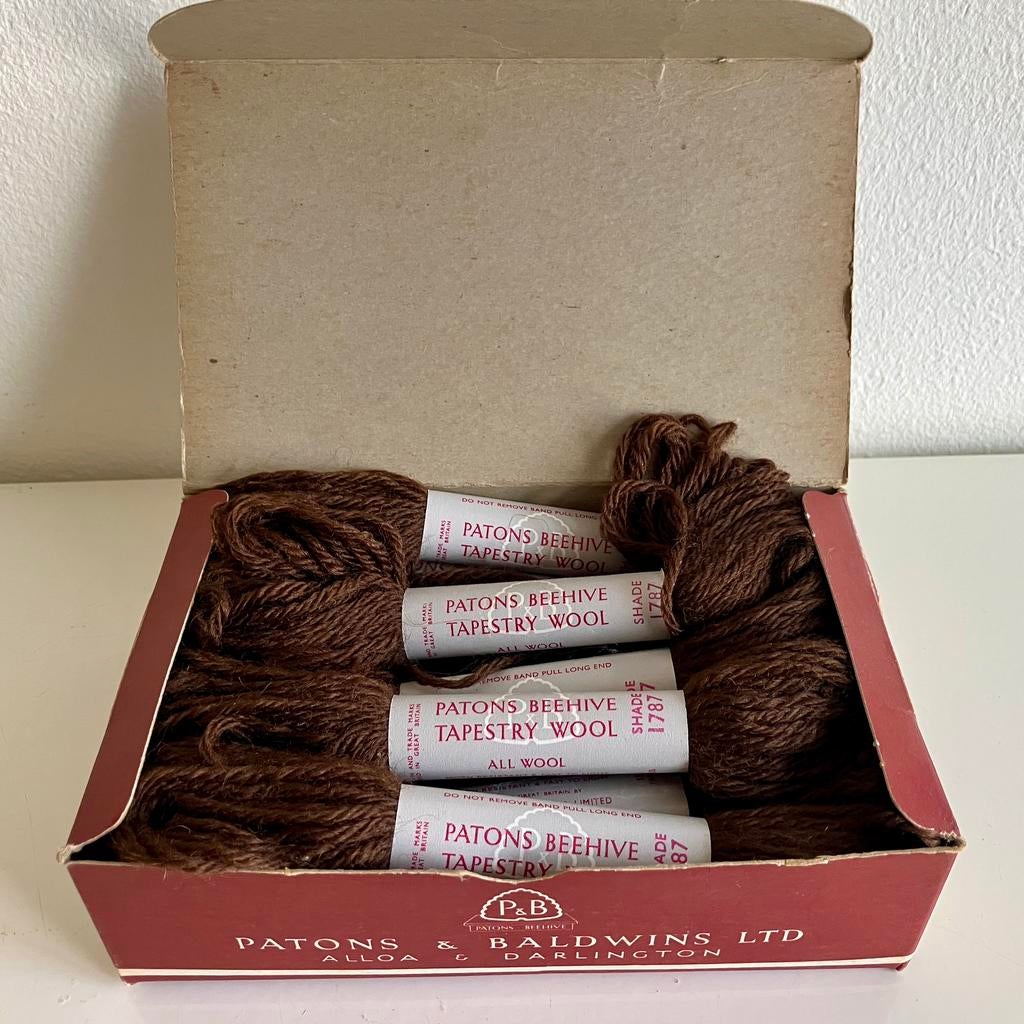 Borduurwol Patons Beehive, kleur 1787/1, originele doos, Ophalen of Verzenden, Nieuw, Handborduren, Borduurgaren of Zijde