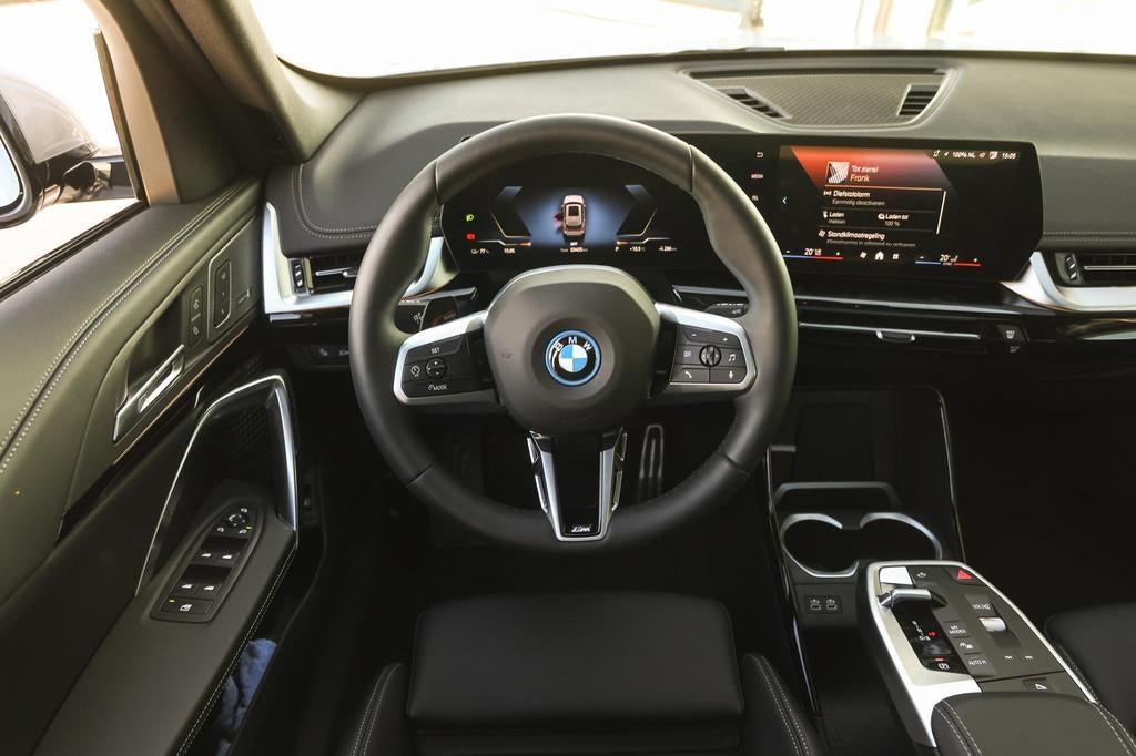 BMW iX1 eDrive20 M Sport / Trekhaak / Sportstoelen / Adaptie, Auto's, BMW, Met garantie (alle), 204 pk, SUV of Terreinwagen, Zilver of Grijs