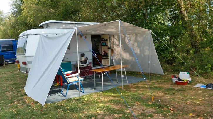 caravan Eriba Touring Triton, Caravans en Kamperen, Caravans, Particulier, tot en met 3, 500 - 750 kg, Standaardzit, Eriba, 2 aparte bedden