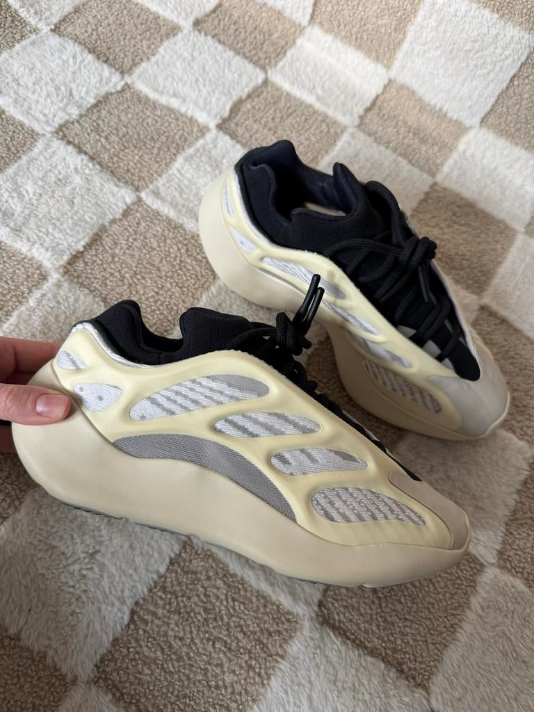 Adidas Yeezy 700 V3 Azael EU39 1/3, Kleding | Dames, Schoenen, Ophalen of Verzenden, Sneakers of Gympen