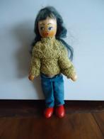 Vintage oud poppetje van hout. Houten meisje met kleding., Ophalen