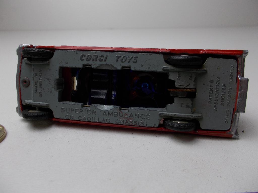 1962 Corgi Toys 437 SUPERIOR AMBULANCE ON CADILLAC CHASSIS., Ophalen of Verzenden, Gebruikt, Auto, Corgi