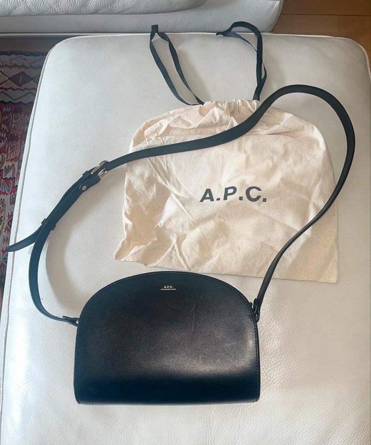 Zwarte Lederen A.P.C. Schoudertas met goudkleurige rits, Sieraden, Tassen en Uiterlijk, Tassen | Damestassen, Zo goed als nieuw