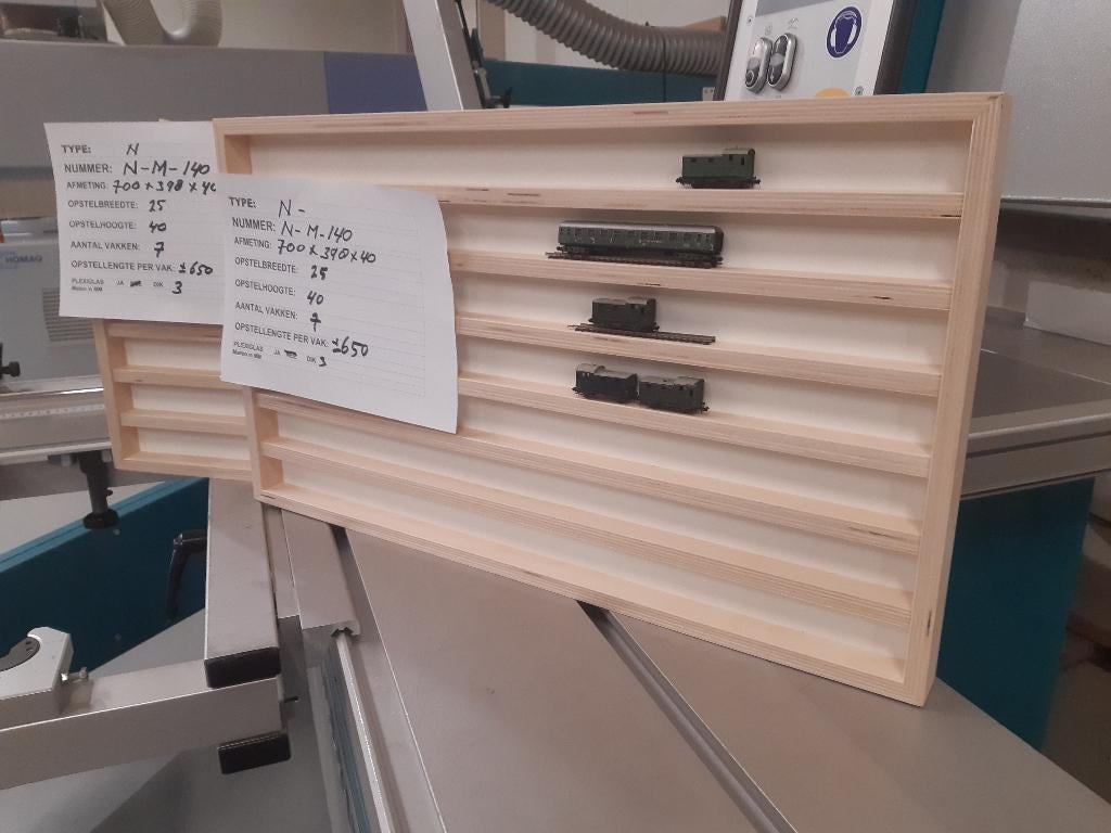 N-Spoor:N-M-140, Multiplex wandvitrine, vitrine.Vingerhoedje, Hobby en Vrije tijd, Modeltreinen | N-Spoor, Overige merken, Locomotief