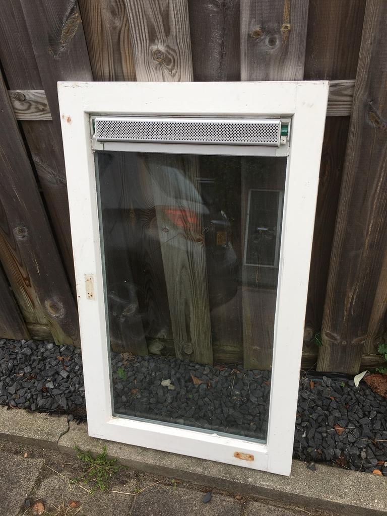 Hardhouten raam met dubbelglas en rooster, Doe-het-zelf en Verbouw, Kozijnen en Schuifpuien, Gebruikt, Hout, Ophalen
