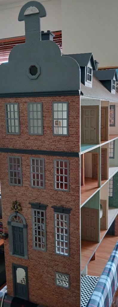 Poppenhuis met verlichting en alle miniaturen, Ophalen, Zo goed als nieuw, Poppenhuis