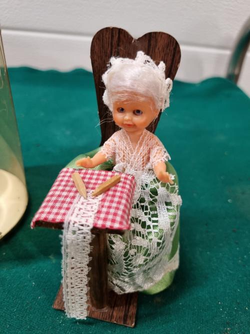 Pop op stoel vintage aan het haken, Verzamelen, Poppen, Ophalen of Verzenden, 'T Olde Gre-j, Info@toldegrej.nl, Endepoelstraat 20f Didam