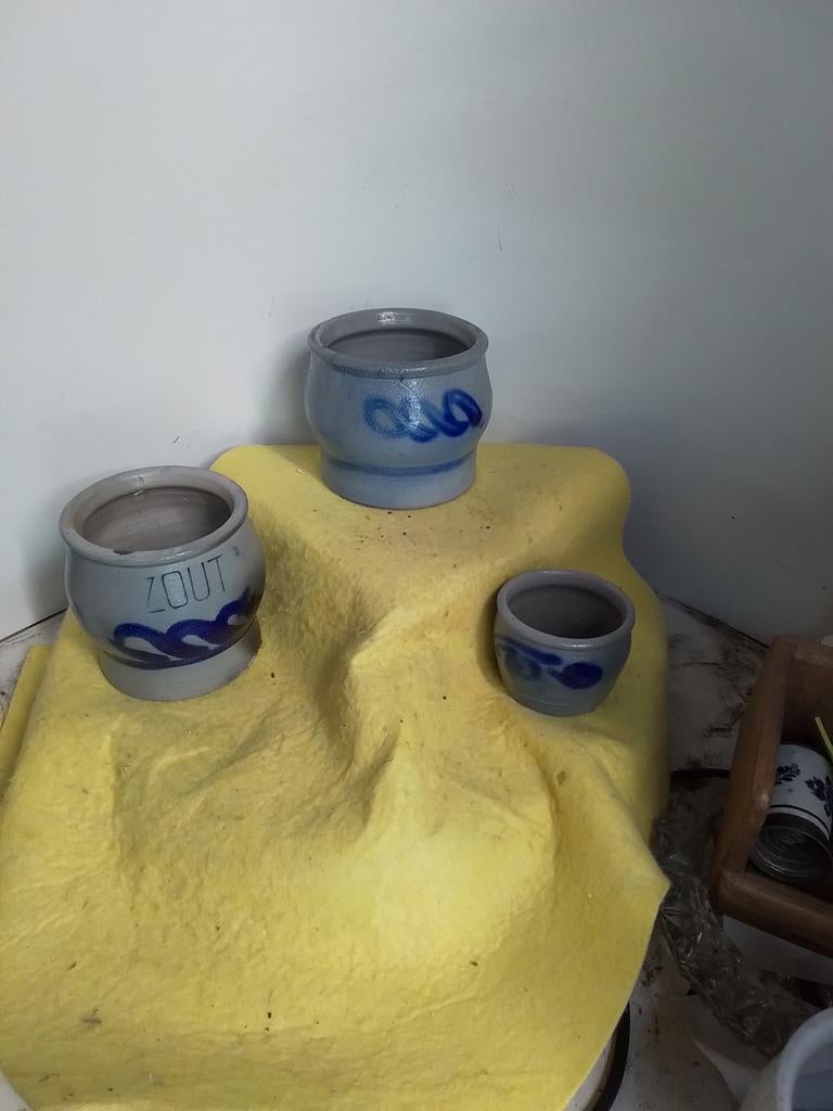 14957) 3 mooie Keulse potten/bloempotten, Ophalen of Verzenden