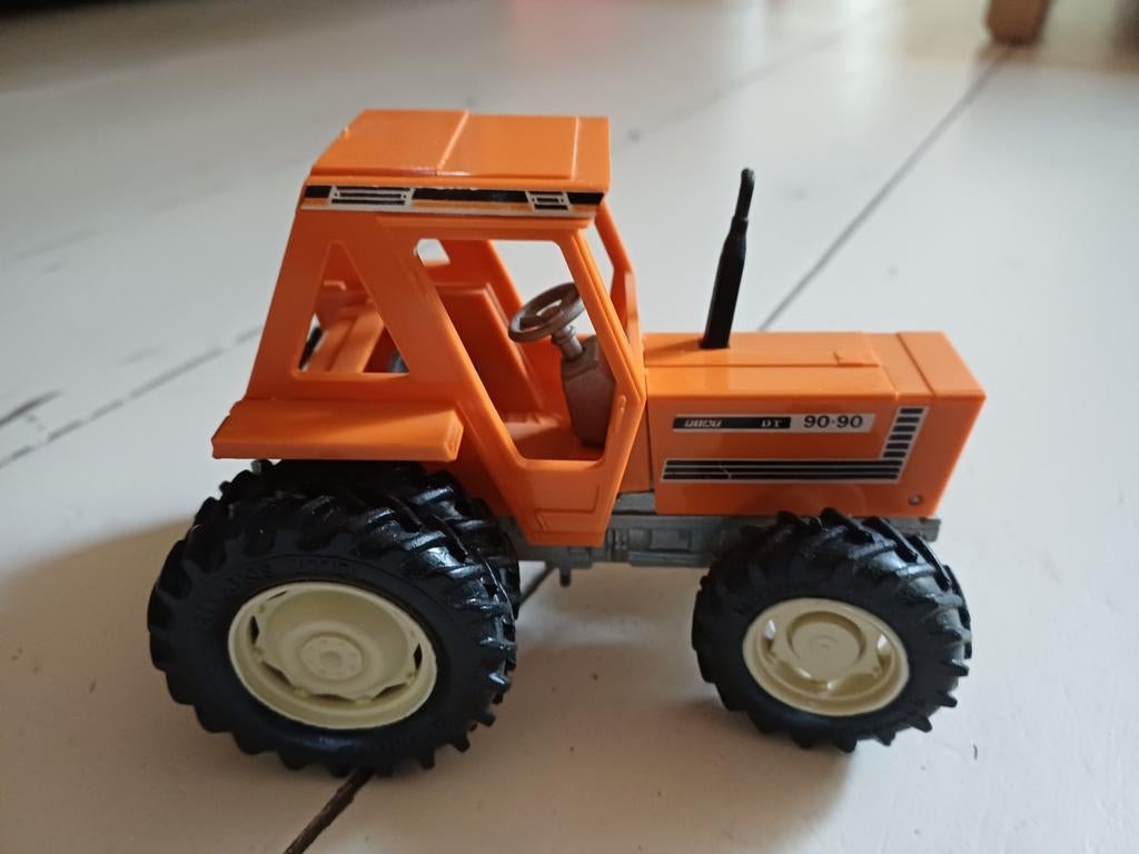 Miniatuur tractor Fiat DT 90-90 britains 1979, Ophalen of Verzenden, Tractor of Landbouw, Britains