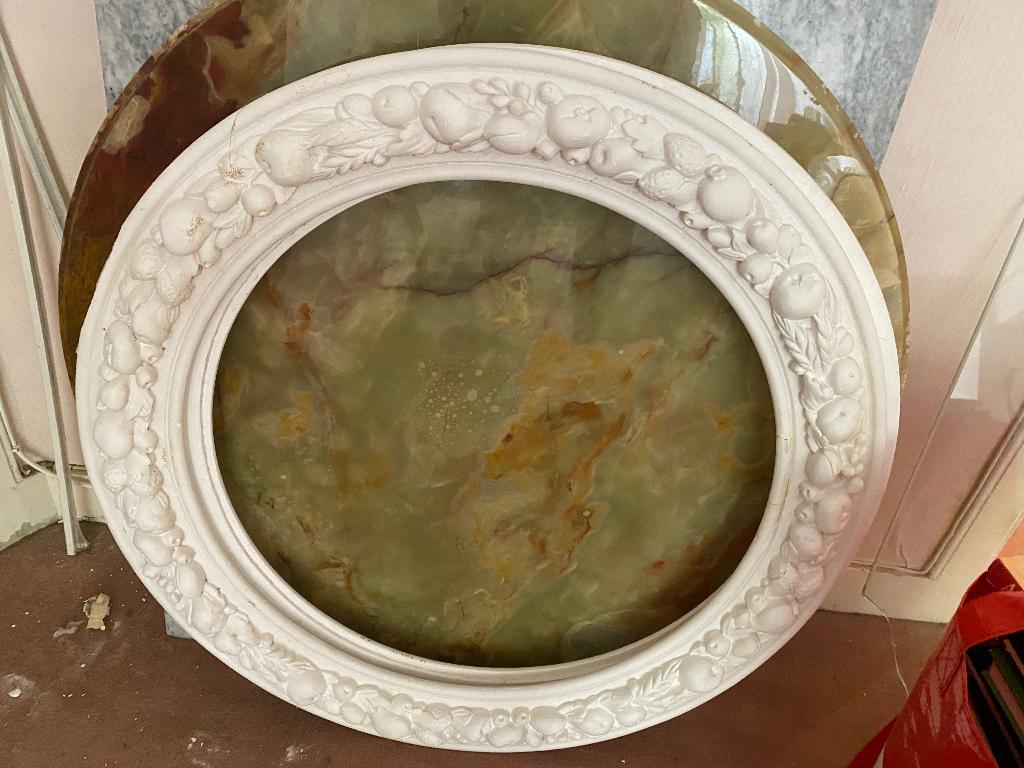 Twee gipsen lijsten / ornamenten, Ophalen