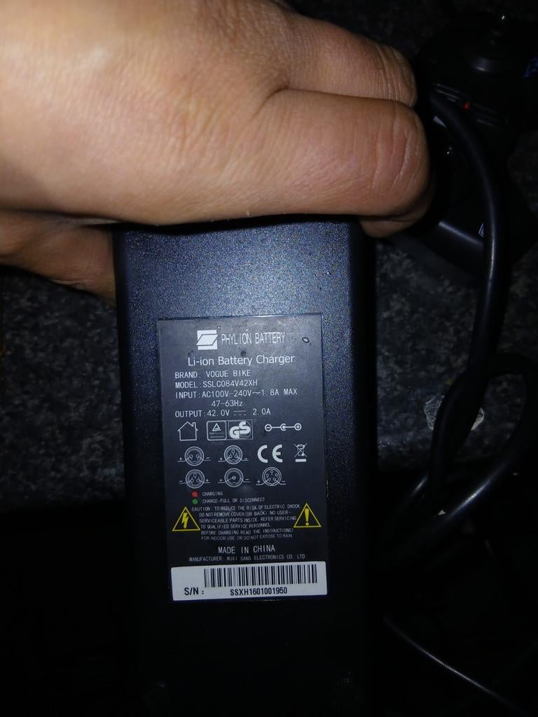 Phylion Battery Li-ion acculader 42V 2A, Fietsen en Brommers, Fietsaccessoires | Fietsaccu's, Ophalen of Verzenden