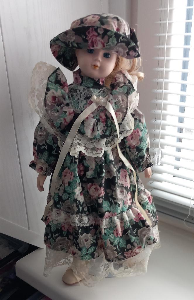 pop met hoed op stander, Verzamelen, Poppen, Gebruikt, Pop, Ophalen of Verzenden