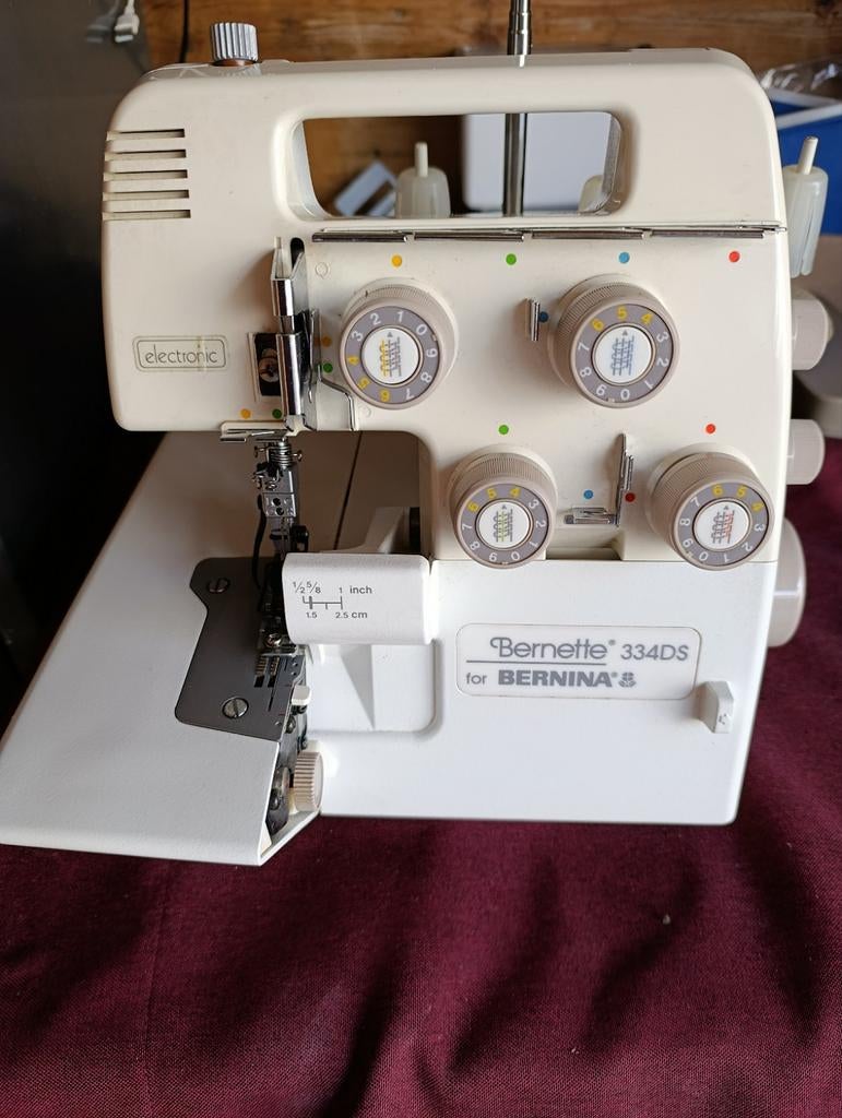Bernina 334 DS Lockmachine - Goede staat, Hobby en Vrije tijd, Naaimachines en Toebehoren, Ophalen of Verzenden, Lockmachine, Bernina