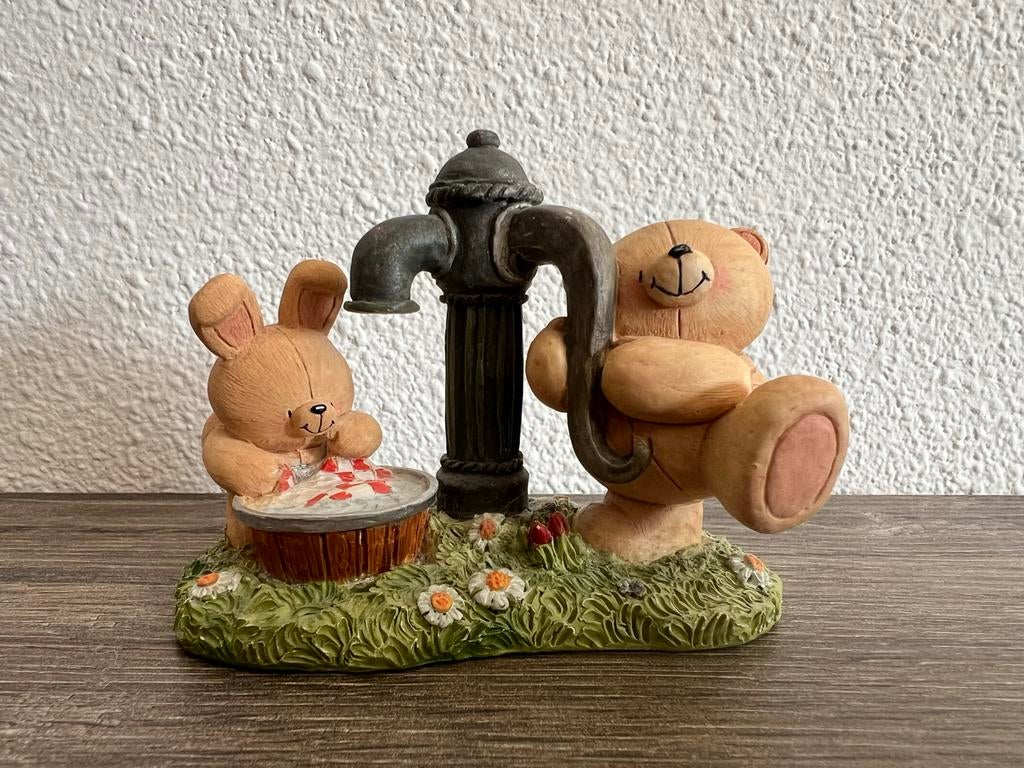 Beeldje Konijn en Beer bij Waterpomp, Ophalen of Verzenden, Gebruikt, Dier