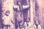 992514 ALGIERS Arabische kinderen aan de deur van het huis, Ophalen of Verzenden, Voor 1920, Ongelopen, Klederdracht