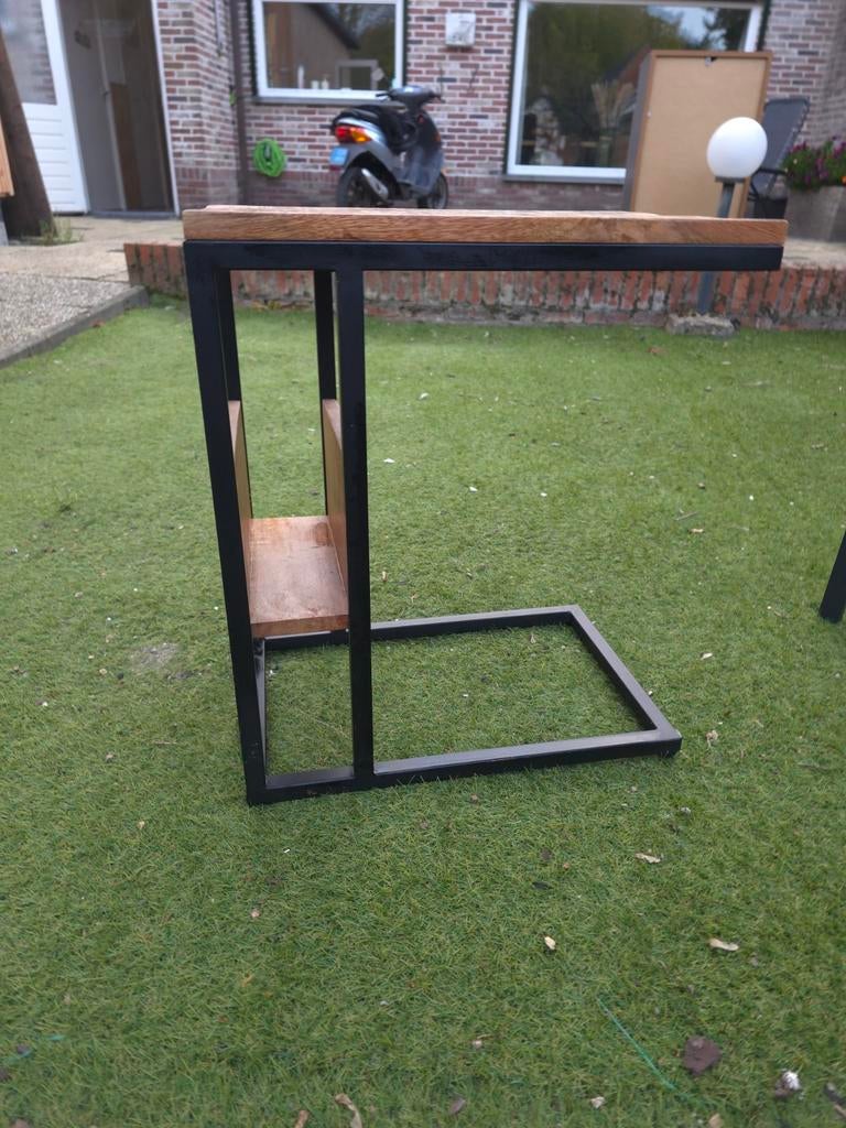 Bijzettafel van echt mangohout en metaal, Huis en Inrichting, Tafels | Bijzettafels, 45 tot 60 cm, Gebruikt, Industrieel, Modern, Landelijk