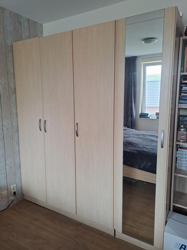 Mooie grote kwaliteits kledingkast 3+1 deurs met spiegel, Ophalen, Met deur(en), Gebruikt, 200 cm of meer