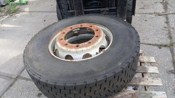 Michelin vrachtwagenband met velg gebruikt beschikbaar voor biedingen