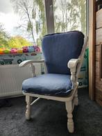 Oma stoel wit met blauwe kussens, Huis en Inrichting, Stoelen, Gebruikt, Wit, Ophalen of Verzenden, Eén