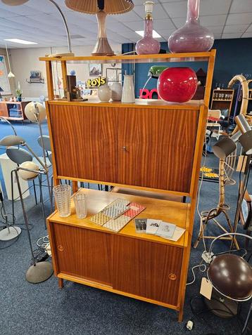 Veel verschillende soorten kasten vintage Design  beschikbaar voor biedingen
