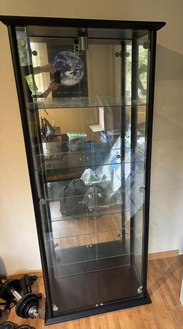 Vitrinekast beschikbaar voor biedingen