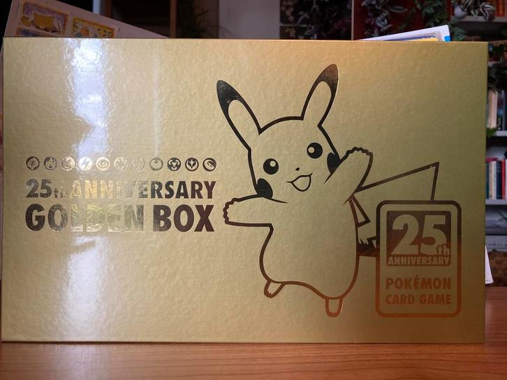 Pokemon - Japanese 25th Anniversary GOLDEN BOX, Hobby en Vrije tijd, Verzamelkaartspellen | Pokémon, Nieuw, Boosterbox, Foil, Ophalen of Verzenden