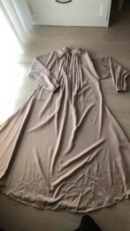Nieuwe Beige jurk boven geplooid, Kleding | Dames, Gelegenheidskleding, Ophalen of Verzenden, Zo goed als nieuw, Beige, Overige typen