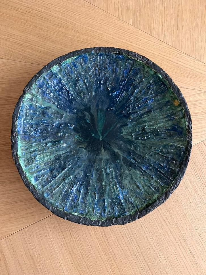 Bijzonder robuust blauw groene schaal Raku keramiek handmade, Huis en Inrichting, Woonaccessoires | Schalen en Manden, Zo goed als nieuw