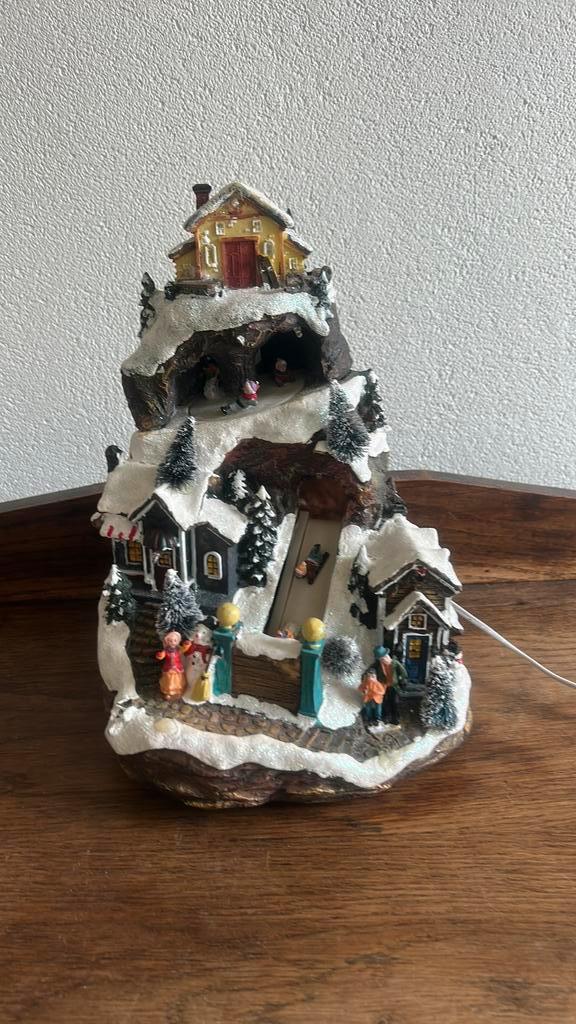 Intratuin kersthuisje berg met sleeërs:sleebaan+ licht+, Diversen, Kerst, Zo goed als nieuw, Ophalen of Verzenden