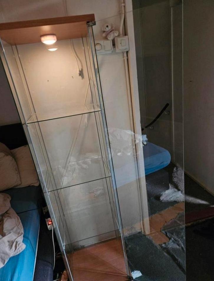 Mooie glazen vitrinekast., Huis en Inrichting, Kasten | Vitrinekasten, Gebruikt, 25 tot 50 cm, Ophalen