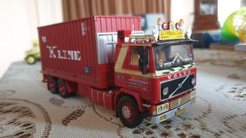 Tekno volvo f12 jac v't kruis combi met zee containers