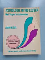 Boek Astrologie in 100 lessen - Joan Negus, Ophalen of Verzenden, Gelezen, Astrologie, Achtergrond en Informatie