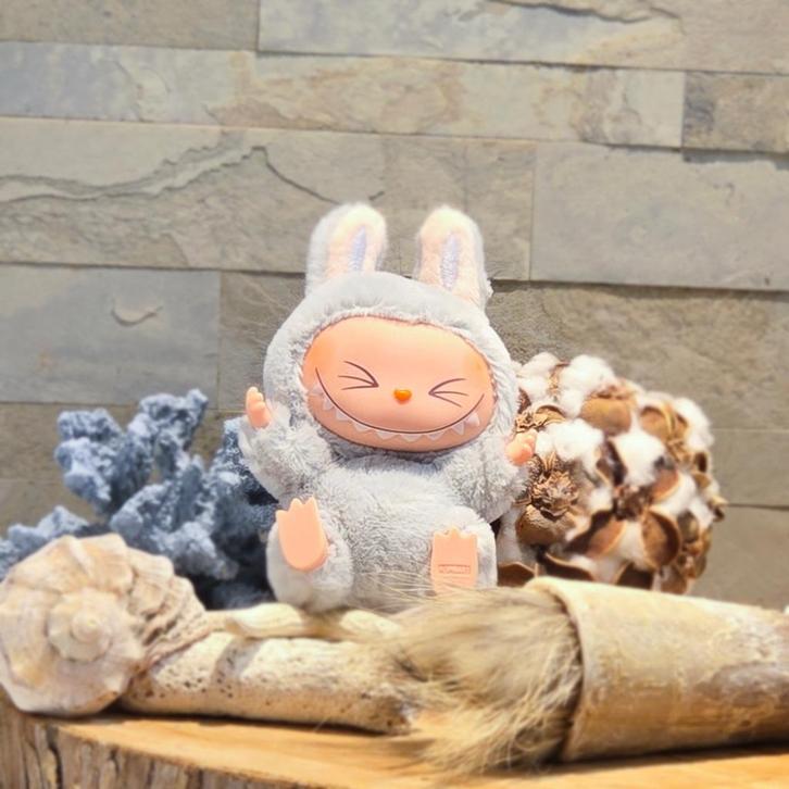 De schattige Labubu Hehe (Grijs) is nu verkrijgbaar!, Verzamelen, Poppetjes en Figuurtjes, Nieuw, Ophalen of Verzenden