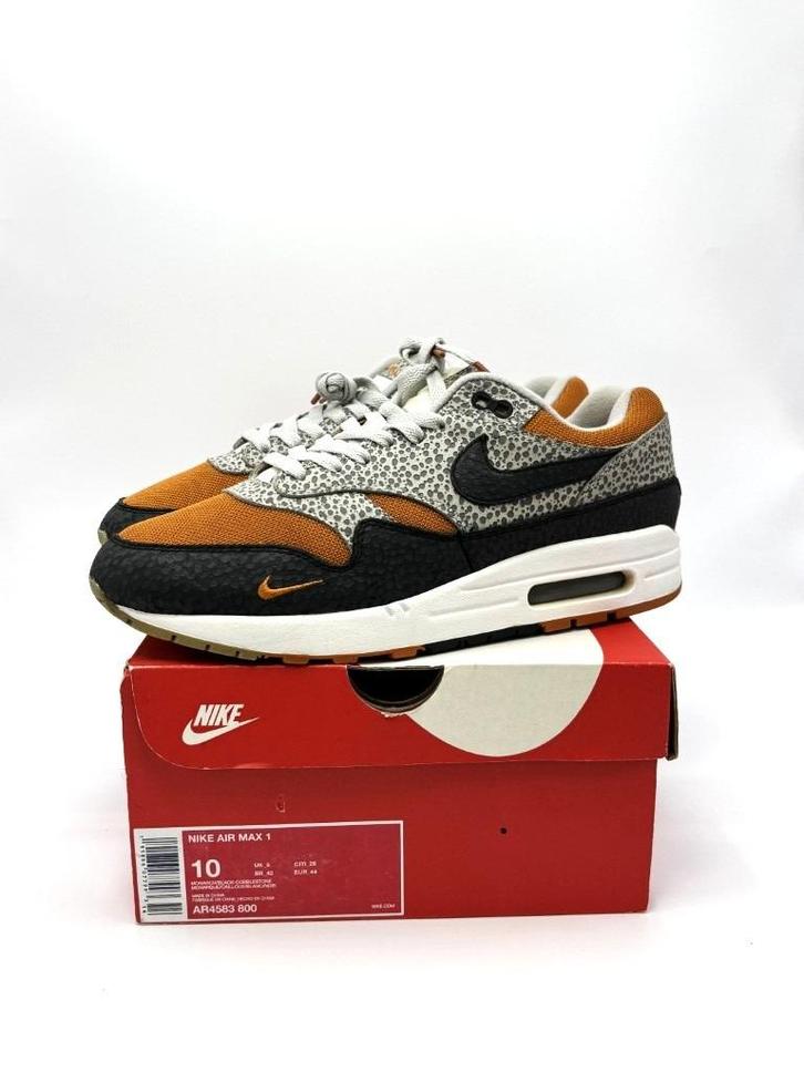 Nike Air Max 1 size? Safari (2018) AR4583-800 US10 44, Kleding | Heren, Schoenen, Zo goed als nieuw, Overige kleuren, Ophalen of Verzenden