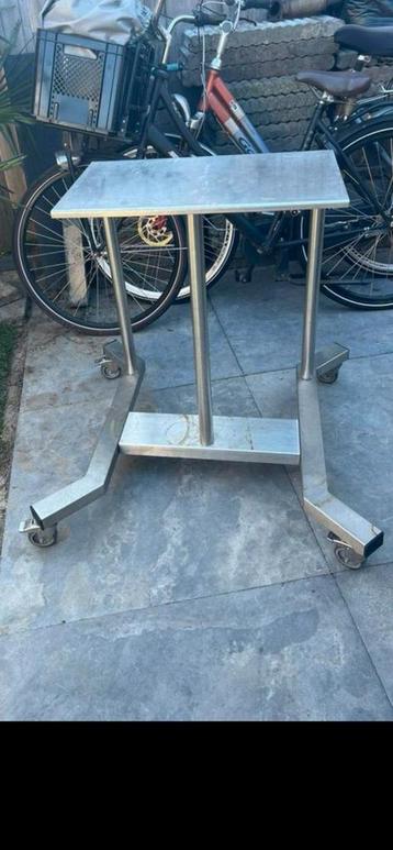 Tafel RVS Verrijdbaar beschikbaar voor biedingen