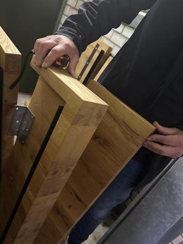 Hardhouten planken beschikbaar voor biedingen