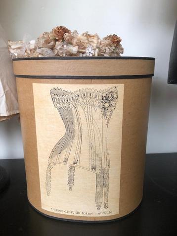 Meander Grote hoedendoos -Corset afbeelding- Kitty Markus beschikbaar voor biedingen