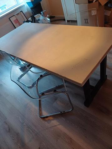Eettafel met stoelen  beschikbaar voor biedingen