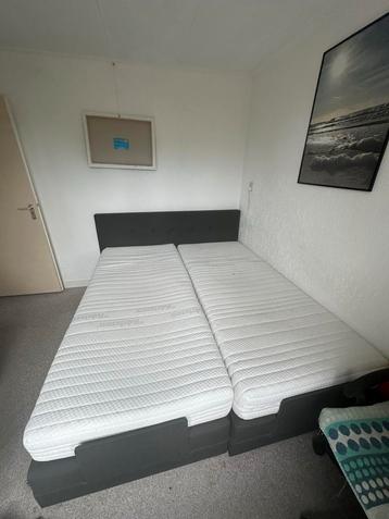 Donker bed 180x200 + matrassen (optioneel) beschikbaar voor biedingen