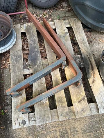 Heftruck leppels. beschikbaar voor biedingen