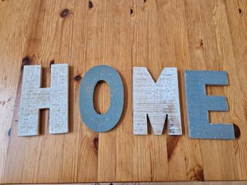 Houten letters met ophang haakjes H, O, M en E beschikbaar voor biedingen