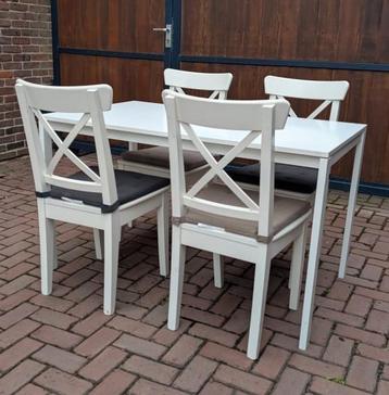 Ikea Eettafel inclusief 4  ikea stoelen incl kussens ZGAN beschikbaar voor biedingen