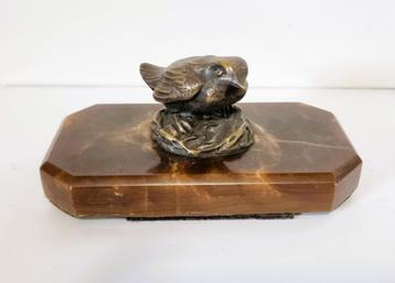 Presse papier met bronzen vogel op Onyx sokkel. beschikbaar voor biedingen