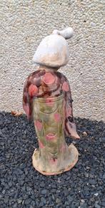 Oud Japans keramisch beeld in traditionele kleding., Ophalen