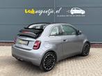 Fiat 500 La Prima 42 kWh Cabrio *p-camera *17" *climate, Gebruikt, Beige, Cabriolet, Zilver of Grijs