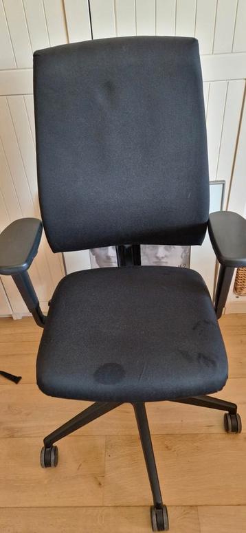 Zwarte bureaustoel beschikbaar voor biedingen