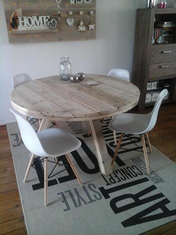 Ronde Tafel van oud steigerhout beschikbaar voor biedingen