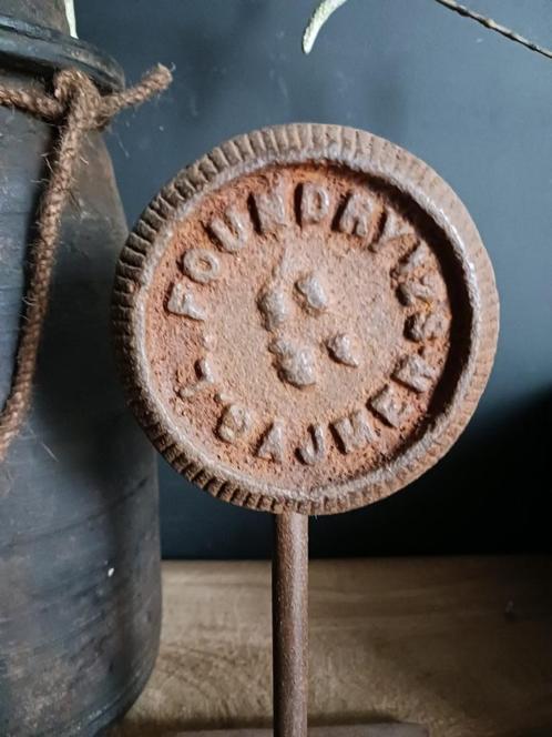 Gietijzeren munt ornament gewicht op standaard, Antiek en Kunst, Curiosa en Brocante, Ophalen